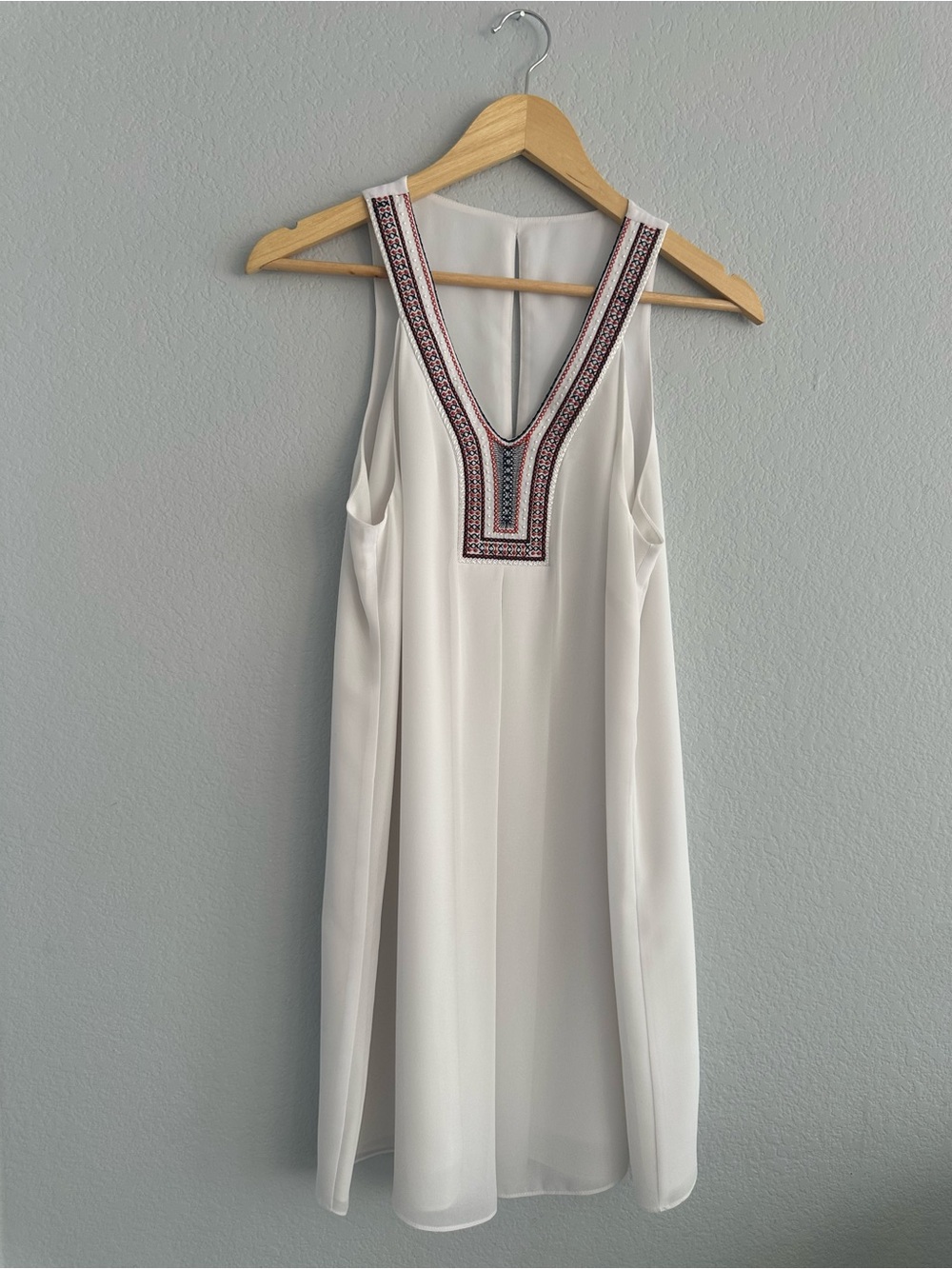 BCBGeneration White Sleeveless Embroidered V-Neck Mini Dress